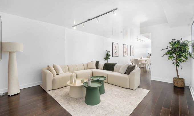 Cote-Des-Neiges—Notre-Dame-De-Grace Apartment | Modern Home in Notre-Dame-de-Grâce. 5min Walk from Royal Victoria Hospital