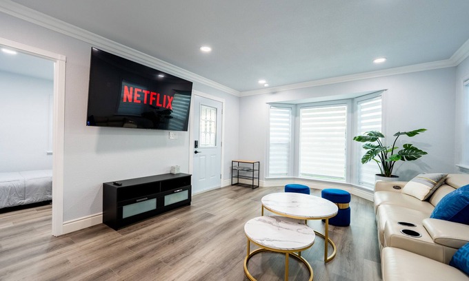 San Gabriel House | Modern Home in SGV - Fast Wifi, Sleeps 7, 15 Min from DTLA/Pasadena!