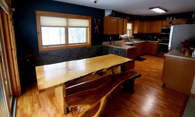 Somerset House | Modern Home in the Mountains- within walking distance to ski slopes!