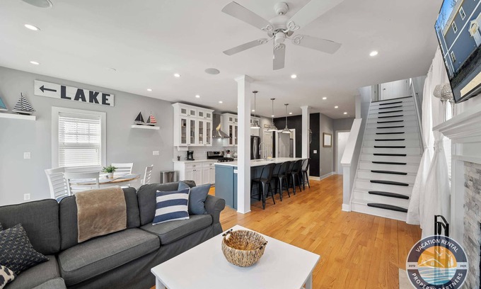 Delavan Lake House | Modern Home Near Delavan Lake & Music | Sleeps 12