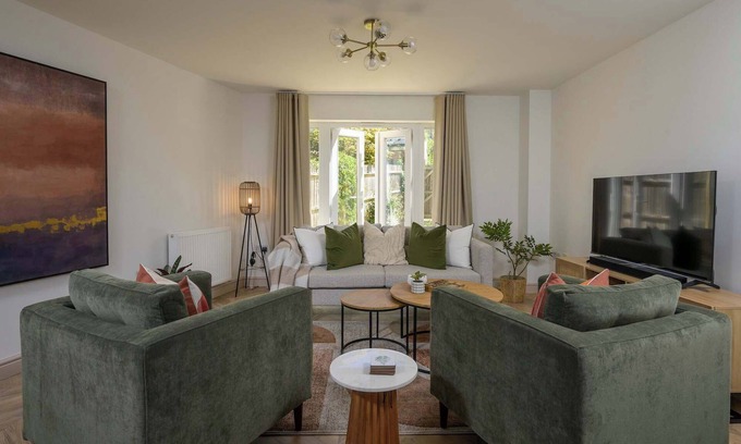 Cheltenham House | Modern Home on Edge of Cotswolds, Private Parking