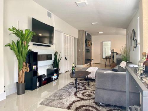Seybold House | Modern Home w Jacuzzi Near Wynwood-Design District-MIA Airport