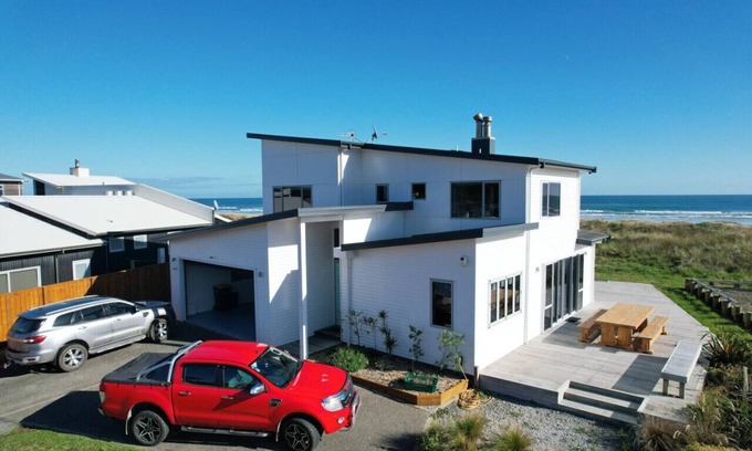 Waitarere Beach House | Modern Home w/Ultimate Beach Front Views
