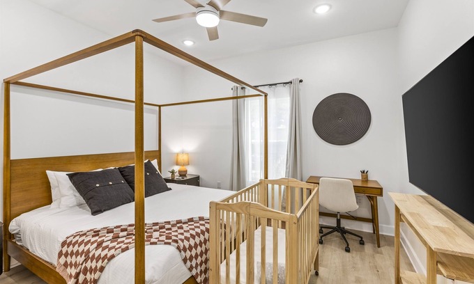 Galveston House | Modern Home-Walk to Beach-Cowboy Pool-Dog Friendly