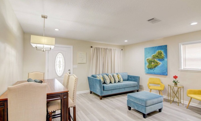 Hattiesburg House | Modern home with 5 bedrooms 2.5 bathroom and 2 full kitchens.