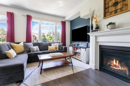 The Blue Mountains House | Modern home with a pool sauna pooltable & mountain view