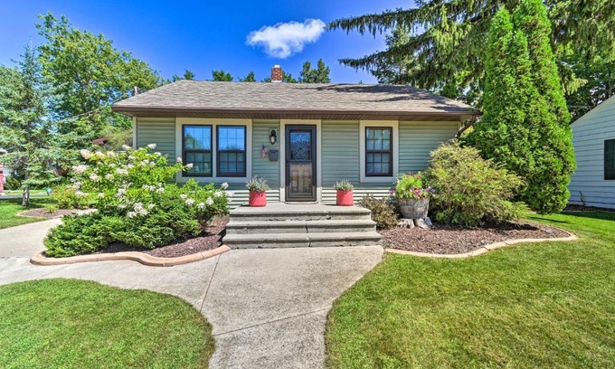 Sturgeon Bay House | Modern Home with Backyard, 1 Mi to Dtwn Sturgeon Bay