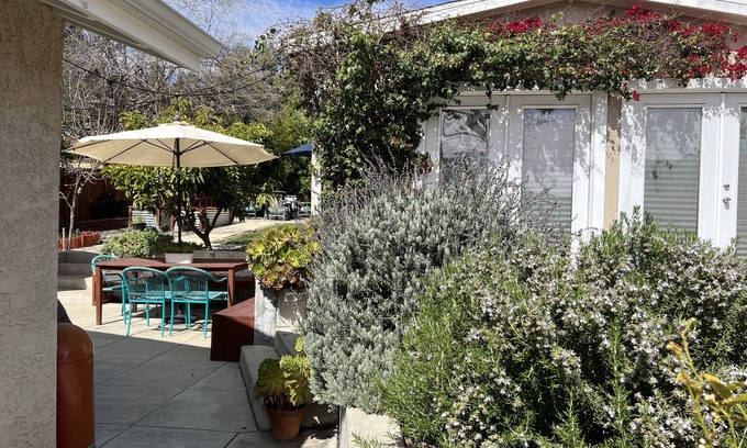 Altadena House | Modern Home with Spacious Yard near Rose Bowl, trails, and DTLA