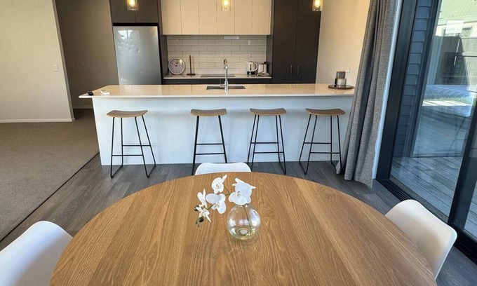 Taradale House | Modern & Homely - Double Garage