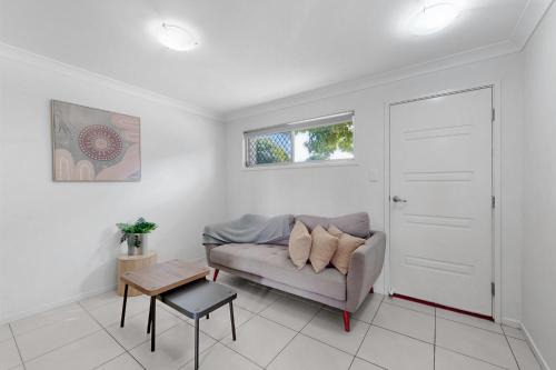 Mango Hill House | Modern Homely Townhouse with Pool Access & Free WIFI