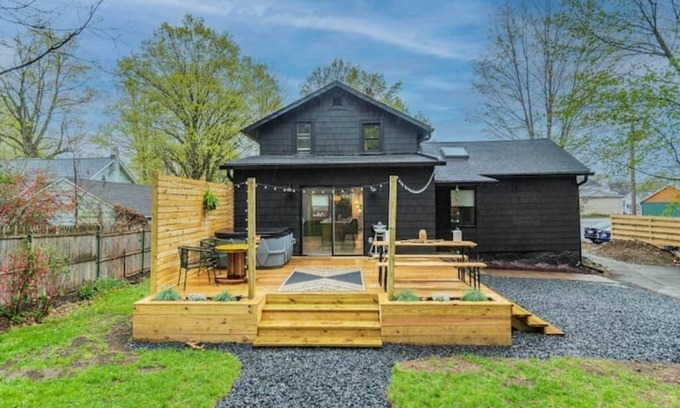 New Paltz House | Modern HOT TUB 2mi to NEW PALTZ