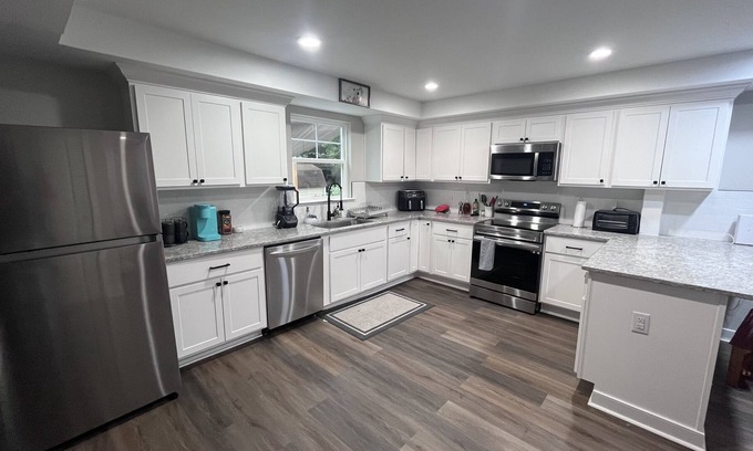 Fredericksburg House | Modern House !! 10 min to Fredericksburg malls, UMW and 5 min to Old town