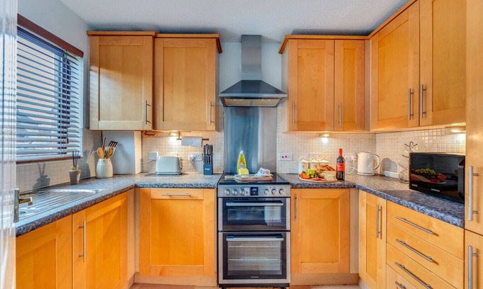 Milton Keynes House | Modern House Sleeps 5 Free Parking Smart TVs Fast WiFi
