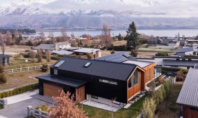 Wanaka House | Modern house with lake and mountain views