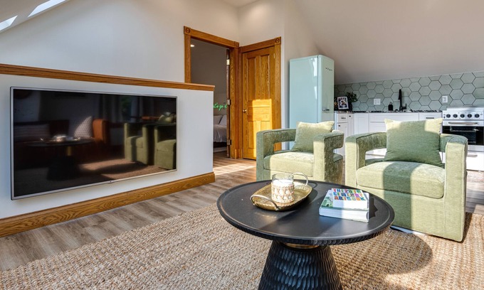 Market East District Apartment | Modern Indianapolis Condo Near Monument Circle!