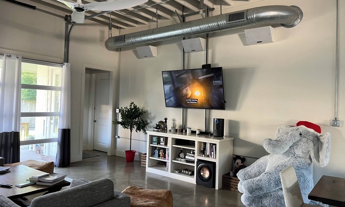 Shenandoah House | Modern Industrial 3-bedroom pet friendly work space near Women’s Hospital