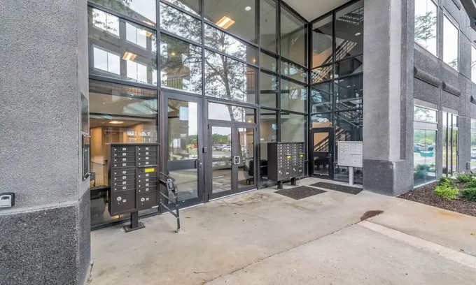 Waldron Apartment | Modern Industrial Loft Near Airport High-SpeedWiFi