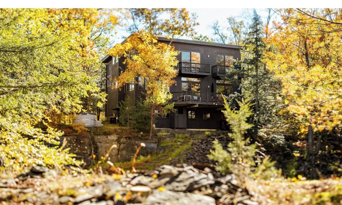 Mount Marion House | Modern interiors with beautiful view of mountains and a private bluestone quarry
