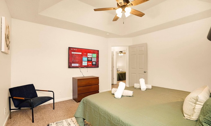 Clarksville House | Modern King Bed Haven: Perfect for Short and Long-Term Stay