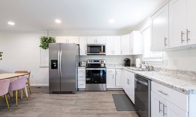 Knoxville House | Modern Knoxville House Min to Downtown & UT *Brand NEW House *2 Full Bath