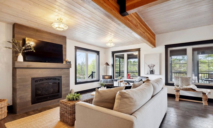 Gravenhurst Cottage | Modern Lakefront Cottage Minutes from Gravenhurst and Muskoka Bay Club