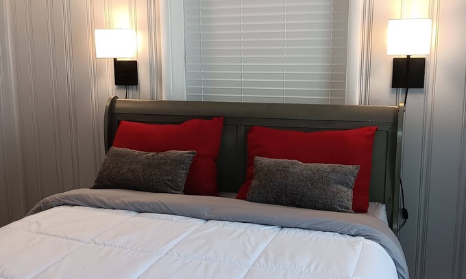Hot Springs Condo | Modern Lakefront Condo with pool. Only 10 min from Bathhouse Row.