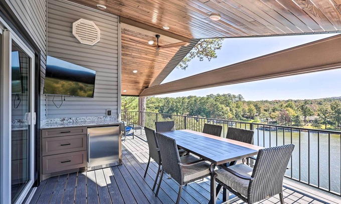 Mid America House | Modern Lakefront Retreat w/ Private Hot Tub!