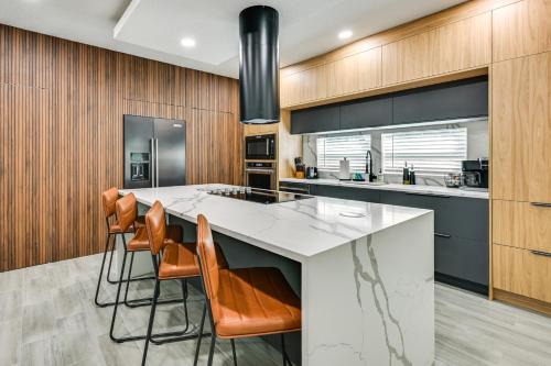 Lakeland House | Modern Lakeland Golf Retreat with Putting Green