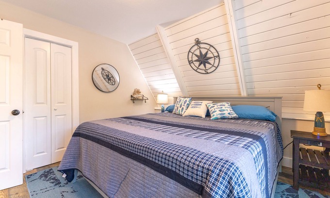 Ashley Oaks Ski Chalet | Modern Lakeside Chalet - Large Deck - Pontoon Rentals - BBQ Grill - Boat Slip