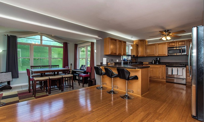 Seven Hills House | Modern large home near Cleveland