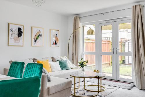 Luton House | Modern Living 3 bedroom Villa Luton Car parking close to Town centre Airport Birdwatching walk paths