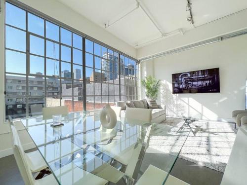Historic Core Apartment | Modern Loft in DTLA - Rooftop Pool & Free Parking!