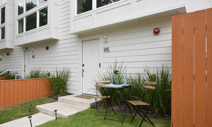 Mahncke Park House | Modern Loft.Perfect location!