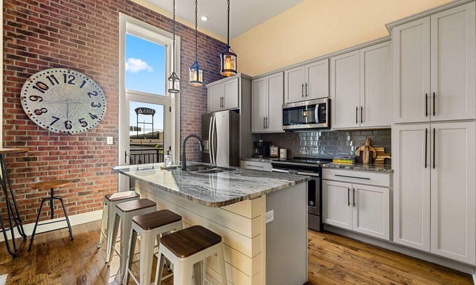 Downtown Knoxville Condo | Modern Loft, Small Dog Friendly, 2 Parking Passes, Sleeps 6