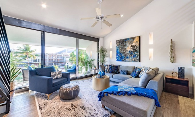 R Condo | Modern Loft - Walk to Beach, Shops & Groceries
