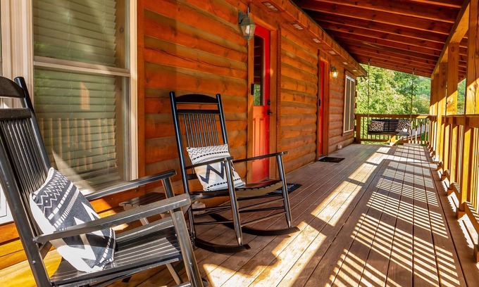 West Jefferson House | Modern Log Cabin TH Retreat | Peaceful | Mountain Views | Steps to Downtown WJ