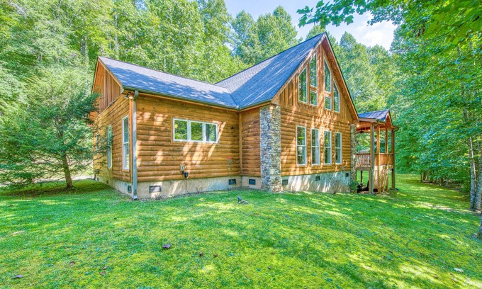 Otto House | Modern log cabin with 10 acres of nature to explore + gas fireplace, private W/D