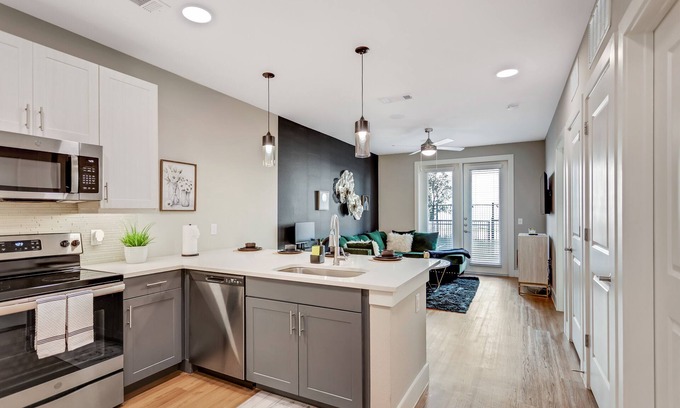Fort Worth Apartment | Modern Lux 1 bedroom with Pool + Gym + Parking + Desk