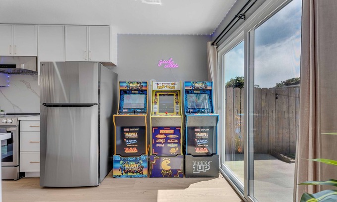 Daly City House | Modern Lux 4B/3BA Retreat w/LED Game Room and Bar
