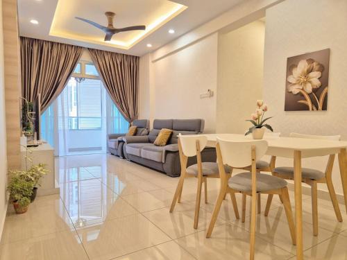 Tebrau Apartment | Modern Lux - Walking Distance to Mt Austin 6 Pax