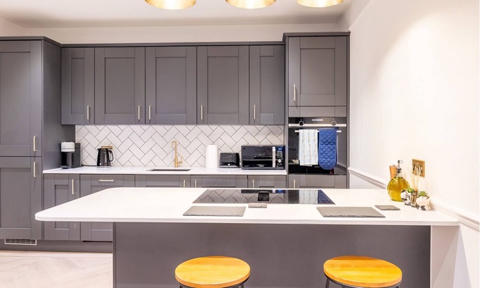 Fulwell and Hampton Hill House | Modern Luxe 3Bed 3Bath with additional Flex Space | Great London Location