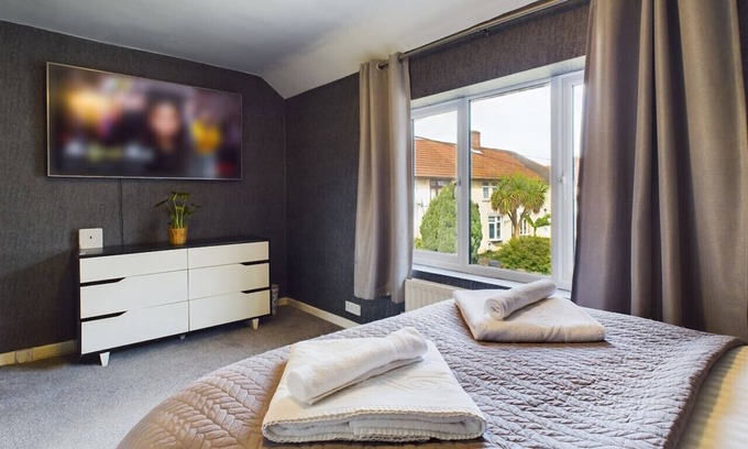 Becontree House | Modern Luxe 3BR House - Private Garden - Air Hockey