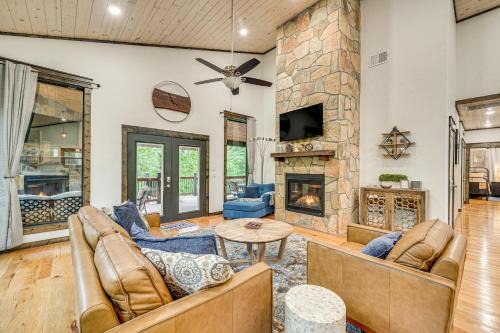 Broken Bow House | Modern, Luxe Cabin in Broken Bow with Hot Tub!