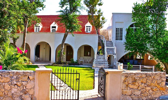 Playacar Fase I House | Modern Luxe Villa - Steps to Beach & 5th Ave - Private Pool - sleeps 14