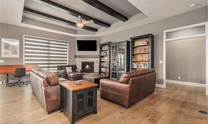 Omaha House | Modern Luxurious Living Omahas best w/King Bed