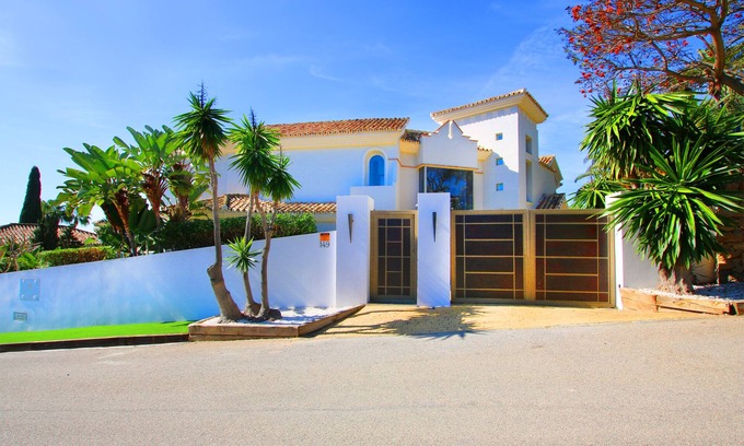 Urbanizacion Hacienda las Chapas Villa | Modern luxurious villa in Marbella with views