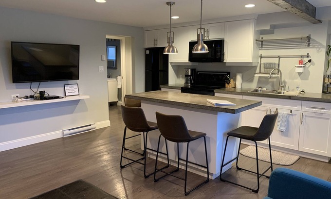 Sidney House | Modern Luxury 2 Bedroom Suite Minutes to the Ocean!