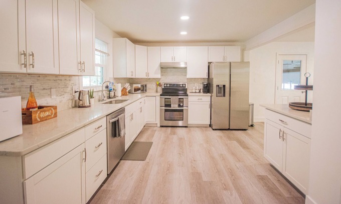 Herndon House | Modern Luxury 5BR Home, Safe & Quiet Neighborhood