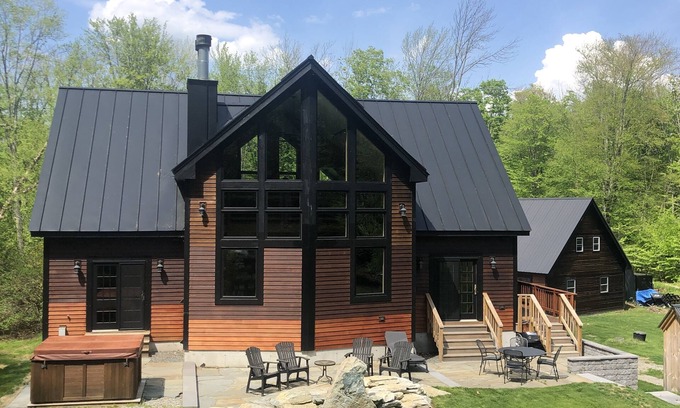 South Londonderry House | Modern Luxury at White Pine Lodge – 10 min from Stratton Mountain