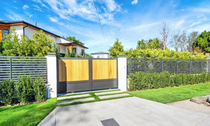 Woodland Hills House | Modern Luxury Awaits: Stunning 3-Bedroom Retreat in Walnut Acres!